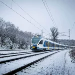egy máv vonatjárat havas tájon hó havazás tél időjárás