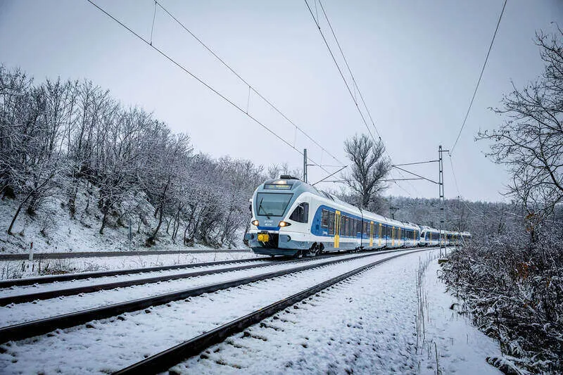 egy máv vonatjárat havas tájon hó havazás tél időjárás