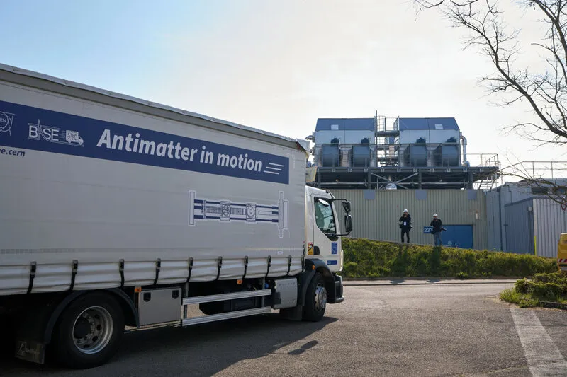 antianyagot szállítottak teherautóval cern