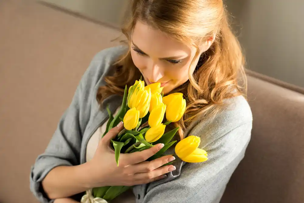 nőnap mosolygó nő tulipán