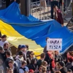 Magyar Péter hatalmas ukrán zászló a meneten