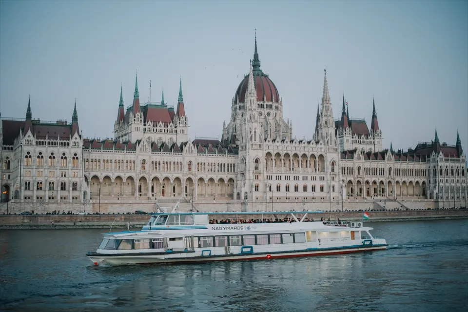 Budapest ikonikus nevezetességei látogatók emberek lakosság város táj Magyarország hírek